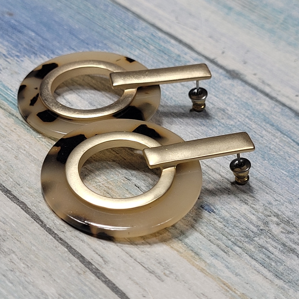 Resin Matte Gold Hoop Dangle Earrings. - Picture 6 of 6